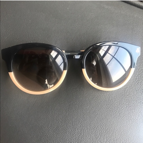 SALE🥳Tory Burch sunglasses - Picture 4 of 7